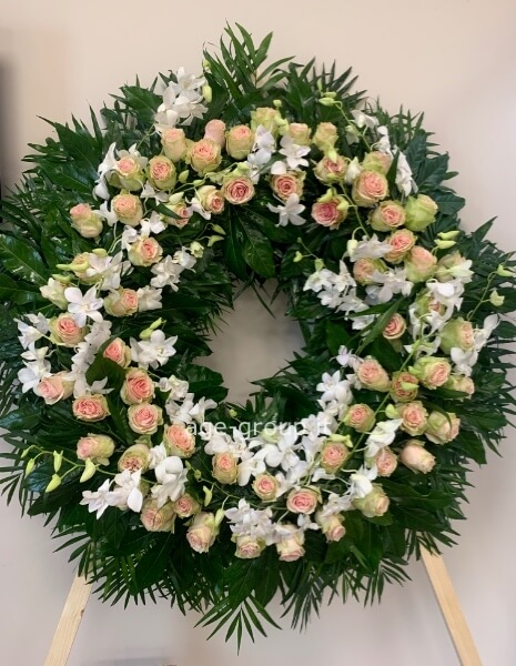 Corona funebre colore tonalità rosa.