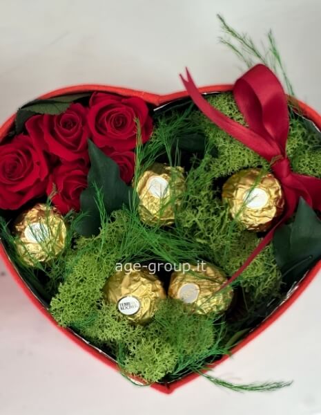 Scatola cuore con muschio rose e cioccolatini 