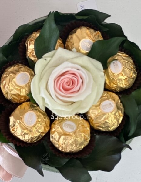 Scatola con rosa stabilizzata e cioccolatini