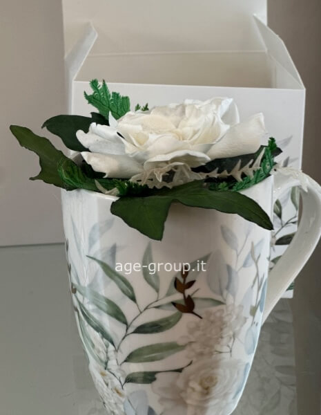 Tazza dipinta a mano con fiori stabilizzati