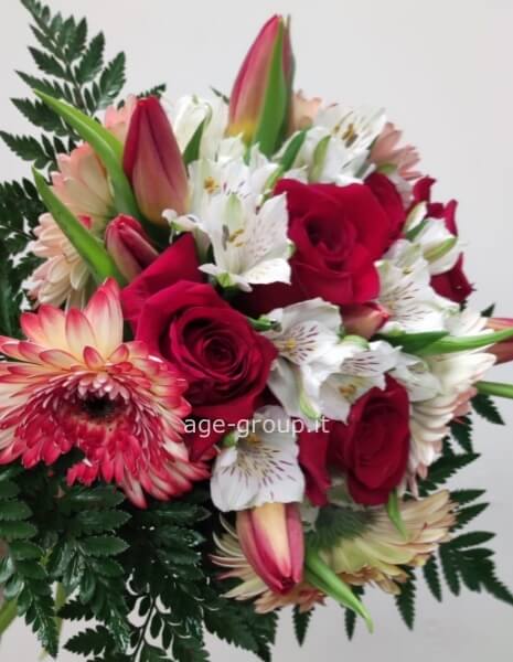 Bouquet di rose , gerbere e astri dai toni Rossi 