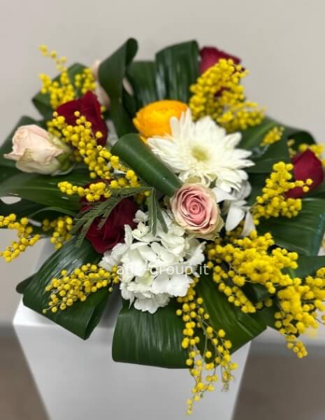 Composizione fiori misti e mimosa 