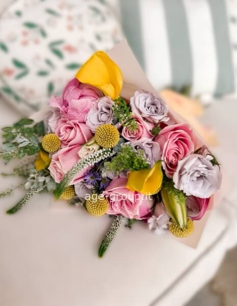 Bouquet di rose calle e  fiori assortiti 