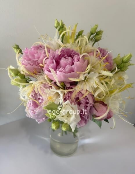 Bouquet di peonie e altri fiori 